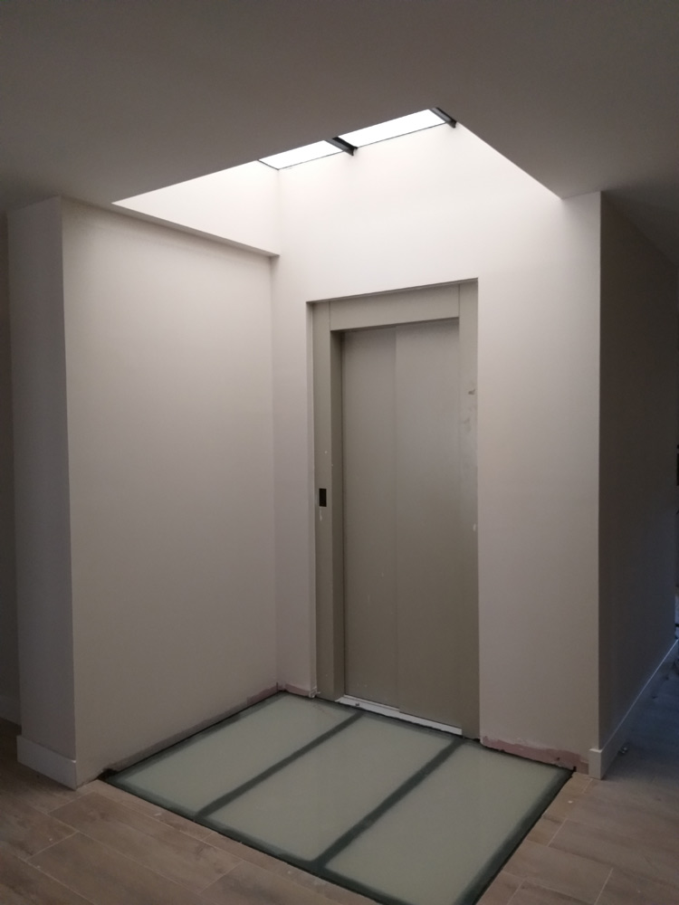 Iluminación natural en la zona del elevador